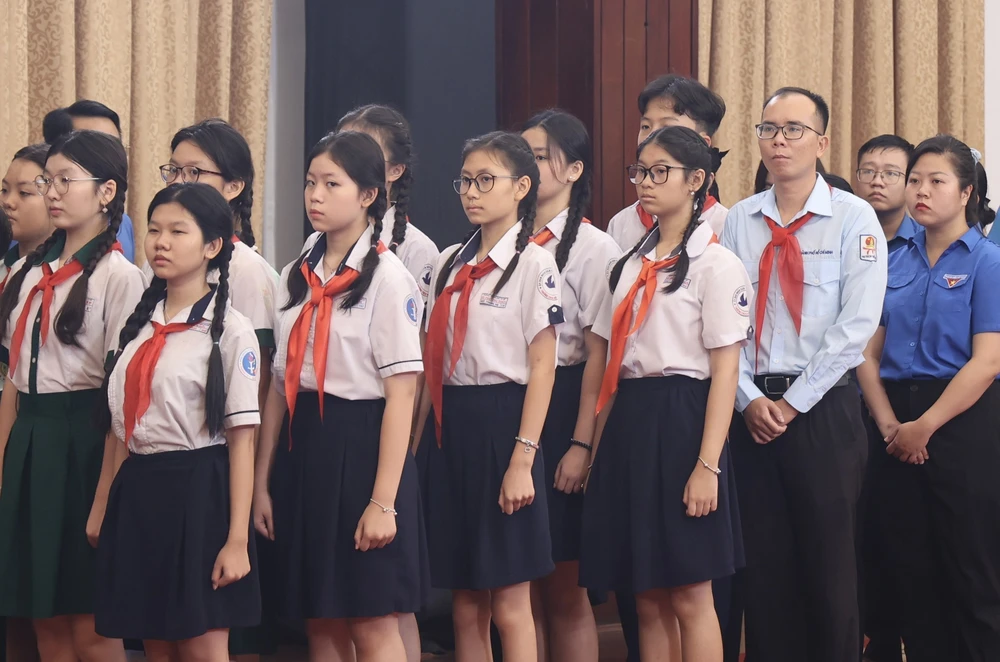 Các tầng lớp nhân dân xúc động tiễn đưa nguyên Chủ tịch nước Trần Đức Lương - Ảnh 4.