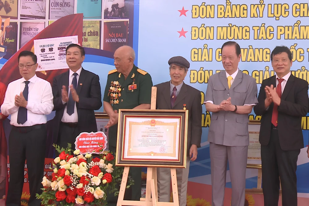 Tôn vinh Anh hùng Lao động, nhà văn, nhà báo, đạo diễn Minh Chuyên - Ảnh 1. Tôn vinh Anh hùng Lao động, nhà văn, nhà báo, đạo diễn Minh Chuyên - Ảnh 1.