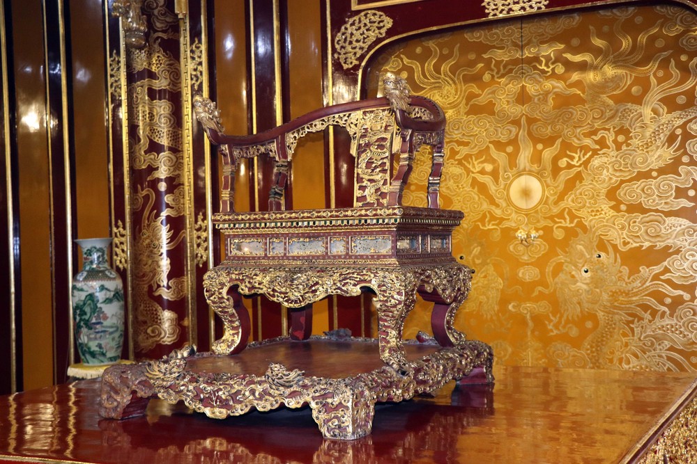 Huế: Một người tự ý xâm phạm ngồi trên ngai vàng ở Điện Thái Hòa - Ảnh 1.