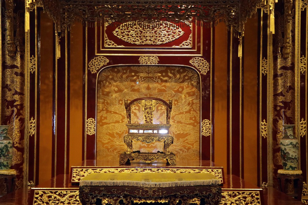 Huế: Đưa ngai vàng ở Điện Thái Hòa tạm thời vào bảo quản ở kho cổ vật - Ảnh 2.
