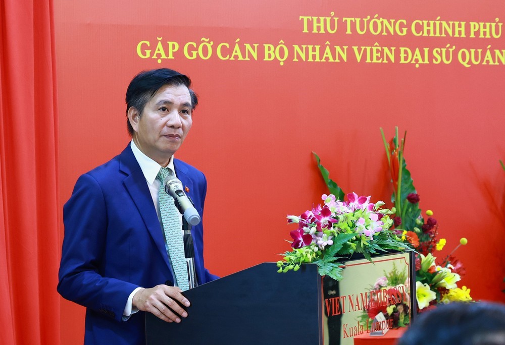 Thủ tướng Phạm Minh Chính gặp gỡ cộng đồng người Việt Nam tại Malaysia - Ảnh 1.