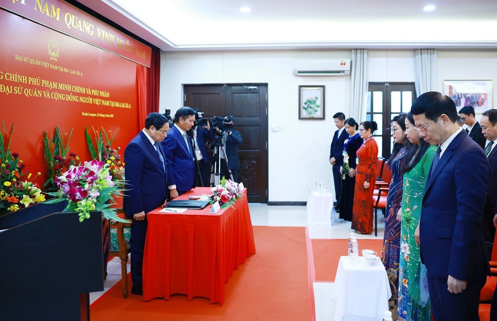 Thủ tướng Phạm Minh Chính gặp gỡ cộng đồng người Việt Nam tại Malaysia - Ảnh 4.