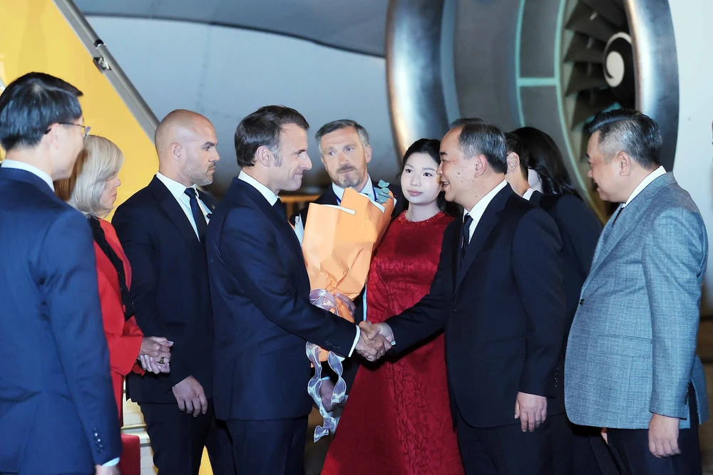 Tổng thống Pháp Emmanuel Macron và Phu nhân bắt đầu thăm cấp Nhà nước tới Việt Nam - Ảnh 2.