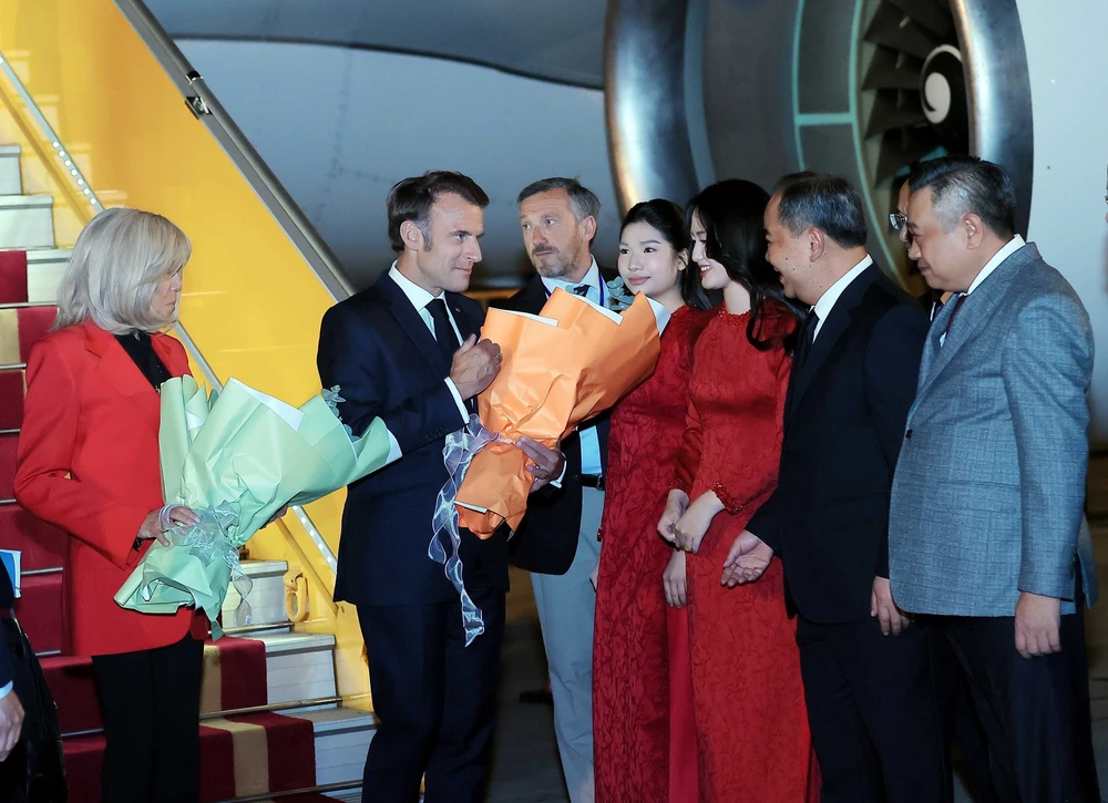 Tổng thống Pháp Emmanuel Macron và Phu nhân bắt đầu thăm cấp Nhà nước tới Việt Nam - Ảnh 1.
