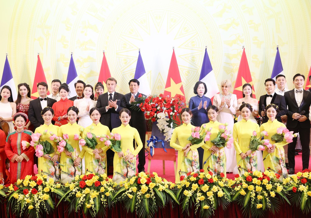 Chủ tịch nước Lương Cường chủ trì chiêu đãi cấp Nhà nước Tổng thống Pháp - Ảnh 6.