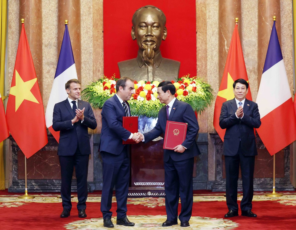 Chủ tịch nước Lương Cường và Tổng thống Pháp Emmanuel Macron chứng kiến lễ trao văn kiện hợp tác - Ảnh 1.