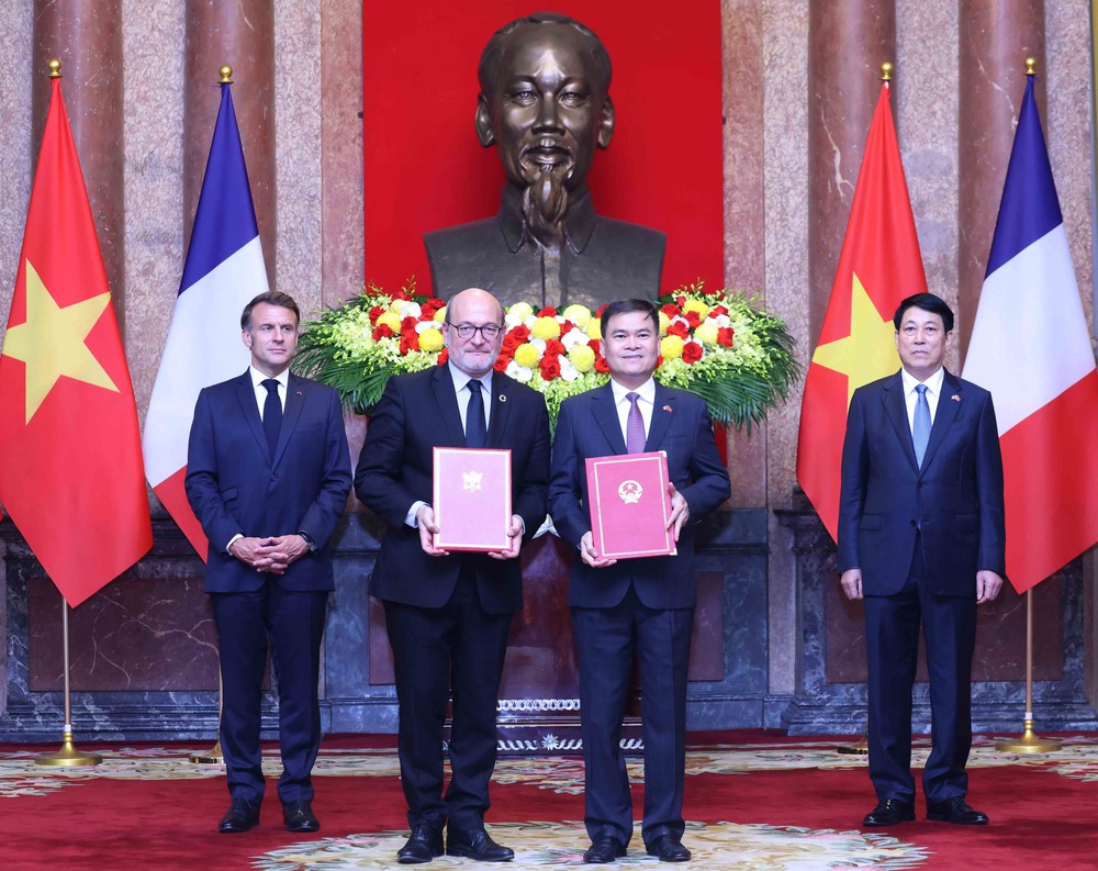 Chủ tịch nước Lương Cường và Tổng thống Pháp Emmanuel Macron chứng kiến lễ trao văn kiện hợp tác - Ảnh 12.