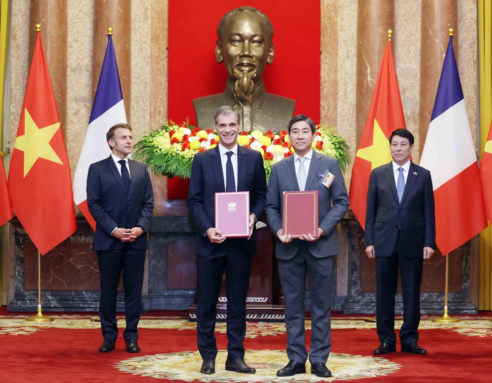 Chủ tịch nước Lương Cường và Tổng thống Pháp Emmanuel Macron chứng kiến lễ trao văn kiện hợp tác - Ảnh 9.