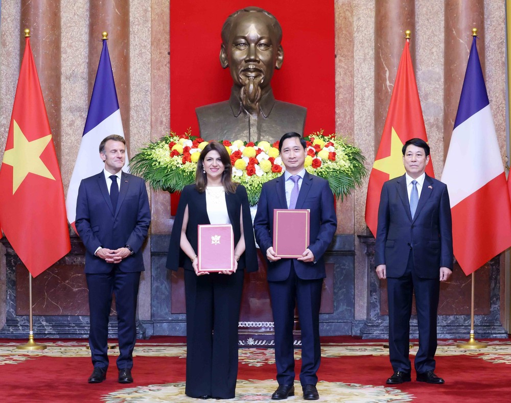 Chủ tịch nước Lương Cường và Tổng thống Pháp Emmanuel Macron chứng kiến lễ trao văn kiện hợp tác - Ảnh 7.