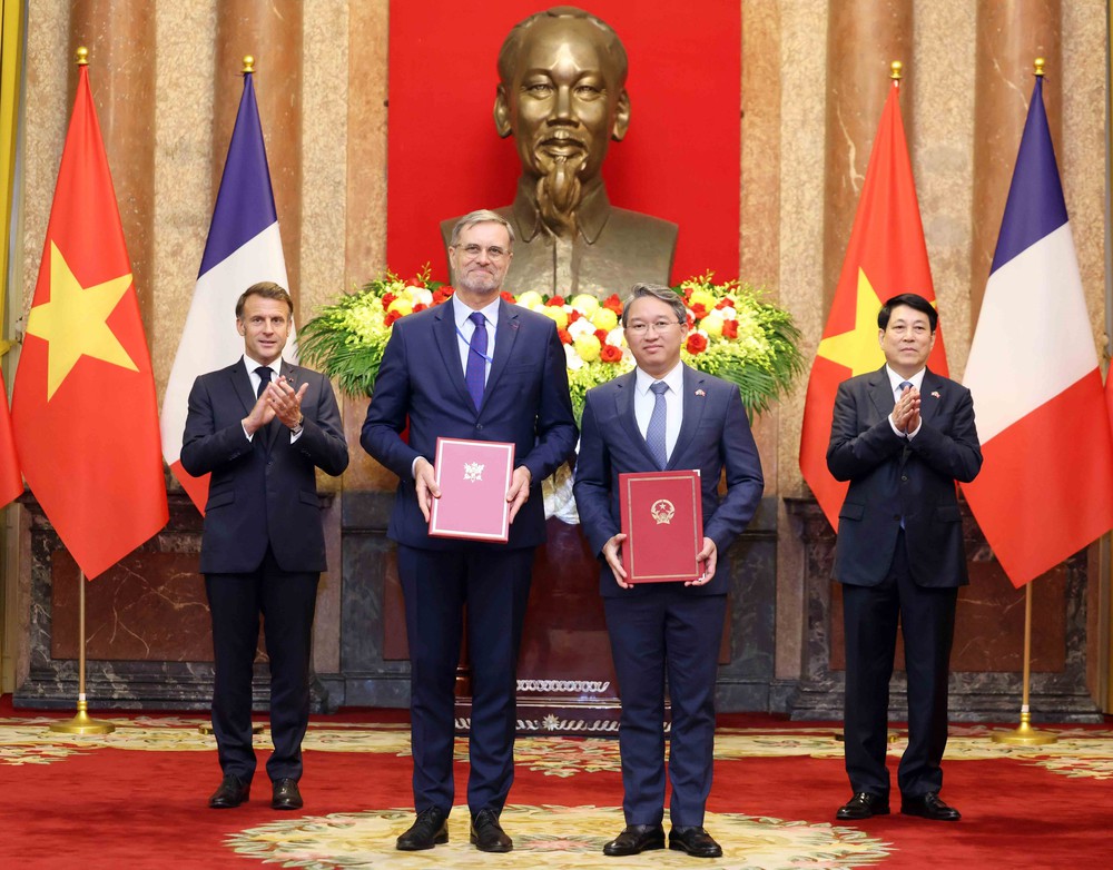 Chủ tịch nước Lương Cường và Tổng thống Pháp Emmanuel Macron chứng kiến lễ trao văn kiện hợp tác - Ảnh 6.