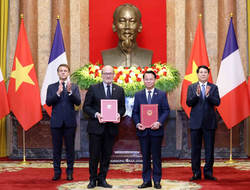 Chủ tịch nước Lương Cường và Tổng thống Pháp Emmanuel Macron chứng kiến lễ trao văn kiện hợp tác - Ảnh 4.