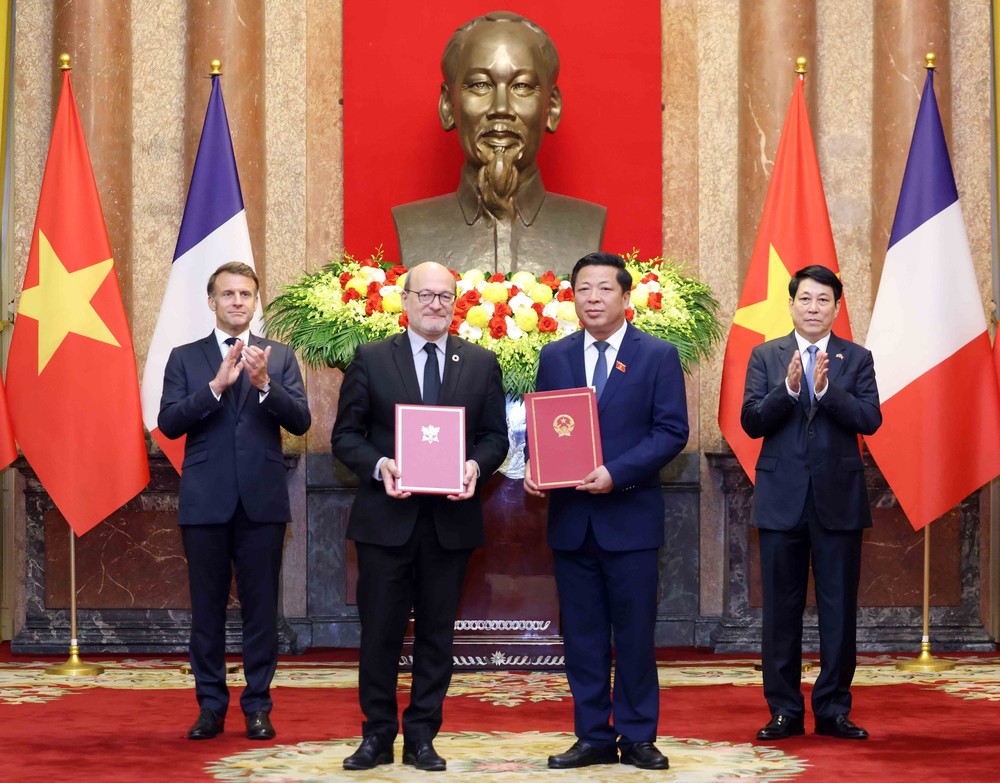 Chủ tịch nước Lương Cường và Tổng thống Pháp Emmanuel Macron chứng kiến lễ trao văn kiện hợp tác - Ảnh 3.