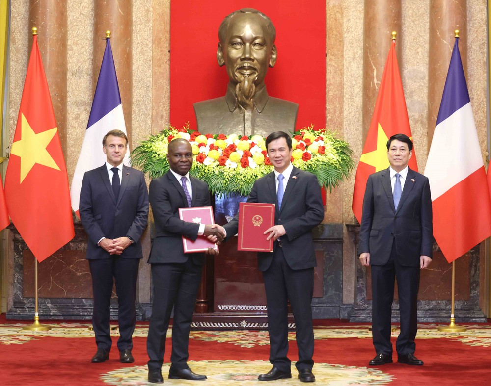 Chủ tịch nước Lương Cường và Tổng thống Pháp Emmanuel Macron chứng kiến lễ trao văn kiện hợp tác - Ảnh 2.