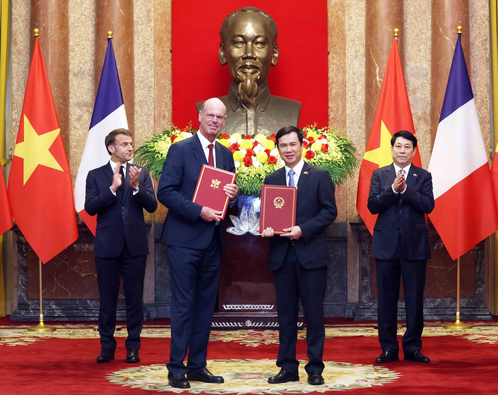 Chủ tịch nước Lương Cường và Tổng thống Pháp Emmanuel Macron chứng kiến lễ trao văn kiện hợp tác - Ảnh 14.