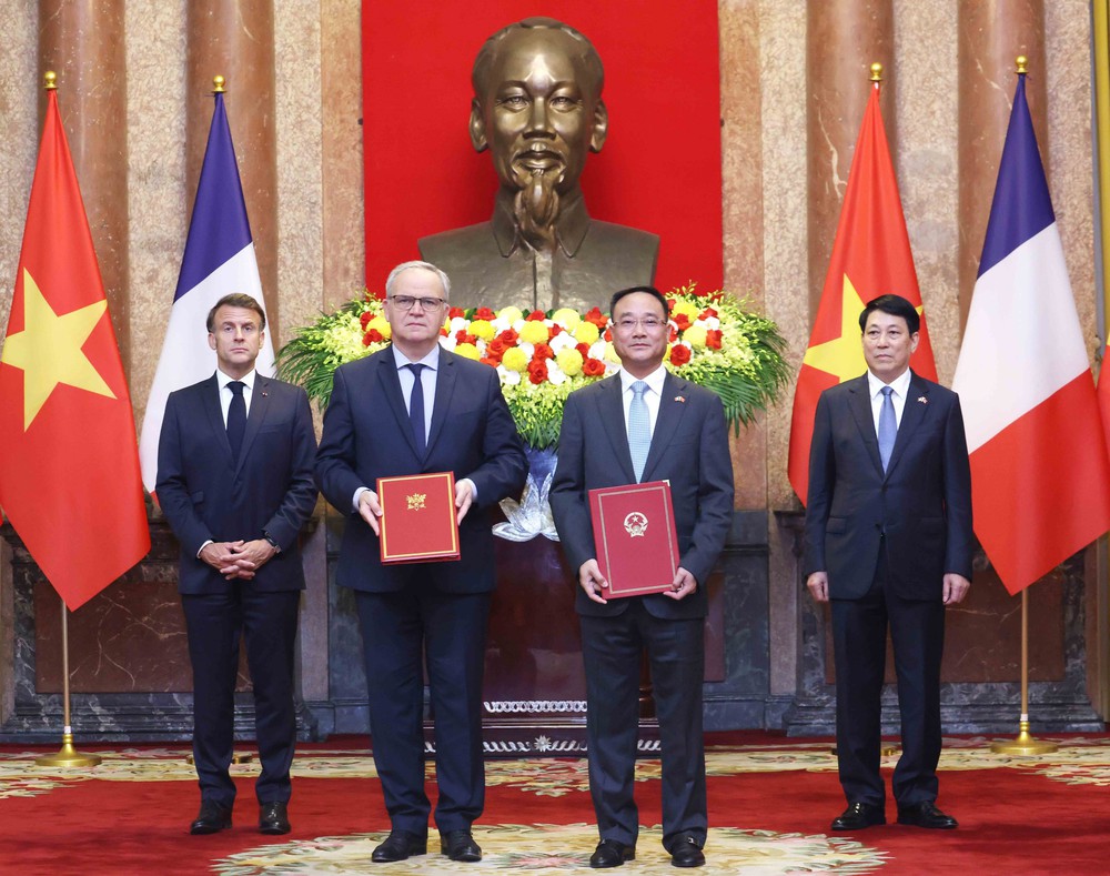 Chủ tịch nước Lương Cường và Tổng thống Pháp Emmanuel Macron chứng kiến lễ trao văn kiện hợp tác - Ảnh 13.