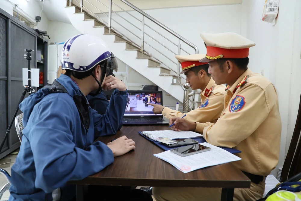 Hà Nội: Triển khai hơn 20 điểm ghi hình phạt nguội trên các tuyến đường nội đô - Ảnh 1.