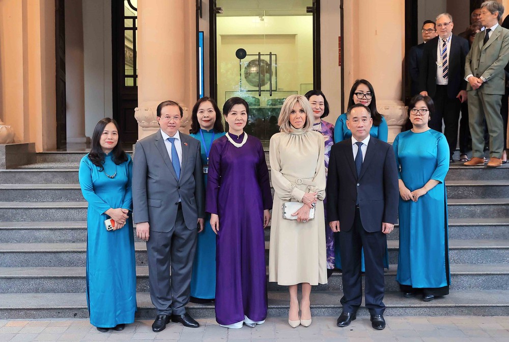 Phu nhân Tổng Bí thư và phu nhân Tổng thống Pháp thăm Bảo tàng Mỹ thuật Việt Nam - Ảnh 1.