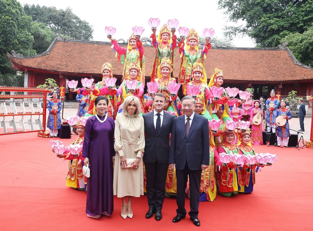 Hình ảnh Tổng Bí thư Tô Lâm cùng Tổng thống Pháp thăm Văn Miếu - Quốc Tử Giám - Ảnh 12. Hình ảnh Tổng Bí thư Tô Lâm cùng Tổng thống Pháp thăm Văn Miếu - Quốc Tử Giám - Ảnh 12.