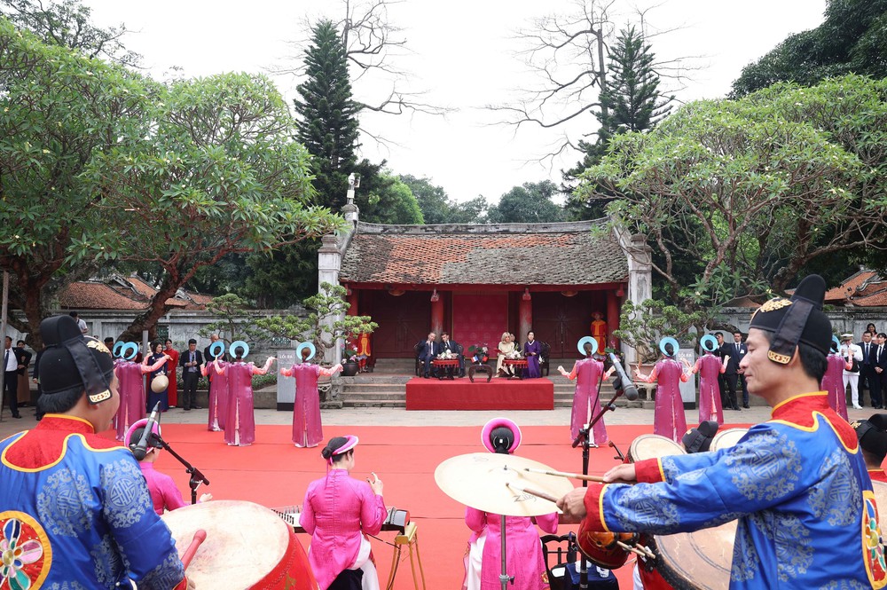 Tổng Bí thư Tô Lâm và Phu nhân cùng Tổng thống Pháp và Phu nhân thăm Văn Miếu - Quốc Tử Giám - Ảnh 7. Tổng Bí thư Tô Lâm và Phu nhân cùng Tổng thống Pháp và Phu nhân thăm Văn Miếu - Quốc Tử Giám - Ảnh 7.