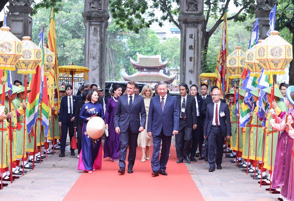 Tổng Bí thư Tô Lâm và Phu nhân cùng Tổng thống Pháp và Phu nhân thăm Văn Miếu - Quốc Tử Giám - Ảnh 1. Tổng Bí thư Tô Lâm và Phu nhân cùng Tổng thống Pháp và Phu nhân thăm Văn Miếu - Quốc Tử Giám - Ảnh 1.