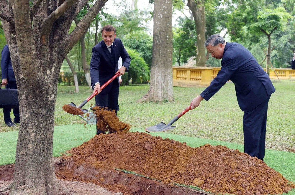 Tổng Bí thư Tô Lâm và Tổng thống Pháp thăm Khu di tích Chủ tịch Hồ Chí Minh - Ảnh 10. Tổng Bí thư Tô Lâm và Tổng thống Pháp thăm Khu di tích Chủ tịch Hồ Chí Minh - Ảnh 10.