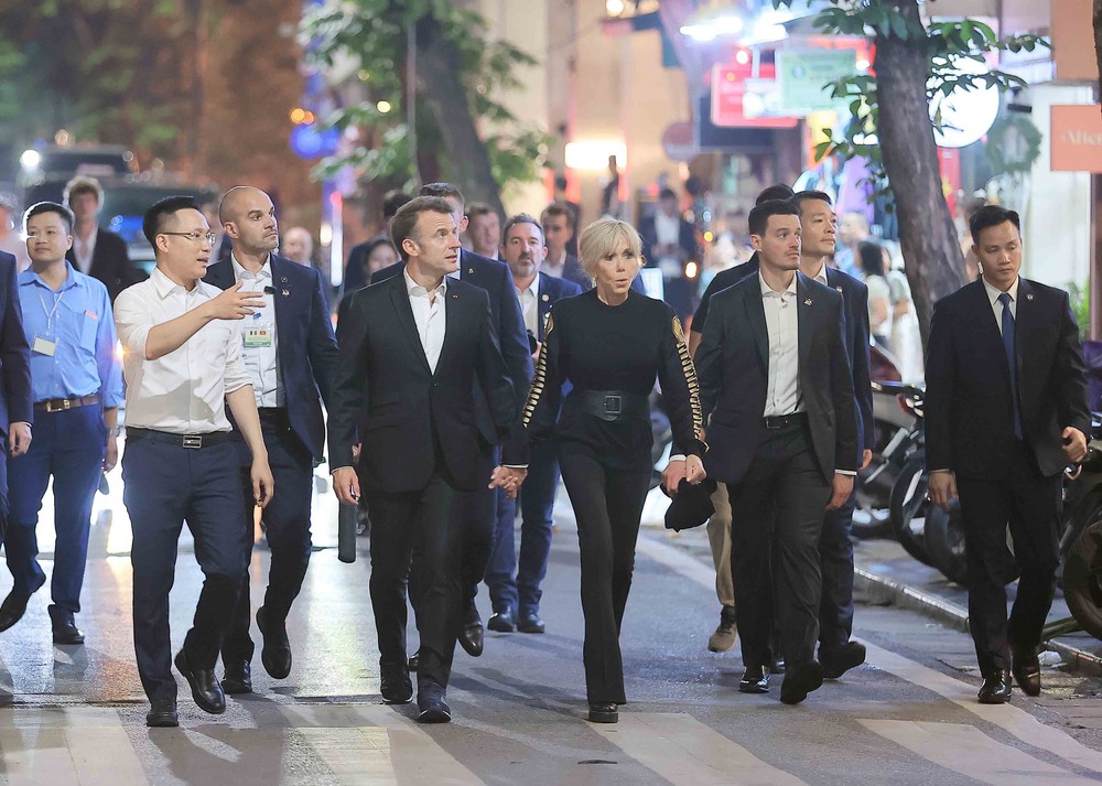 Tổng thống Pháp Emmanuel Macron và Phu nhân dạo phố cổ Hà Nội - Ảnh 1.