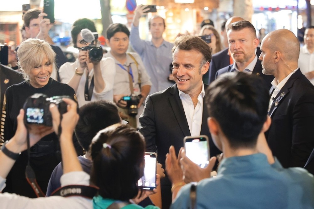 Tổng thống Pháp Emmanuel Macron và Phu nhân dạo phố cổ Hà Nội - Ảnh 5.