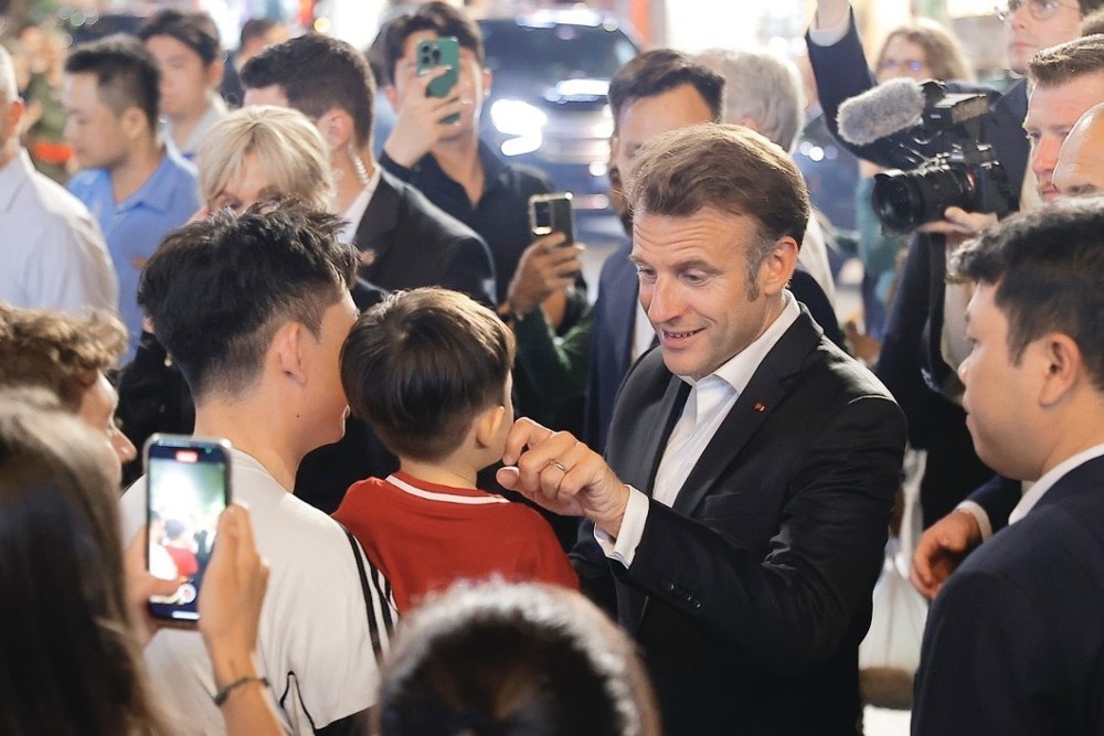 Tổng thống Pháp Emmanuel Macron và Phu nhân dạo phố cổ Hà Nội - Ảnh 5.