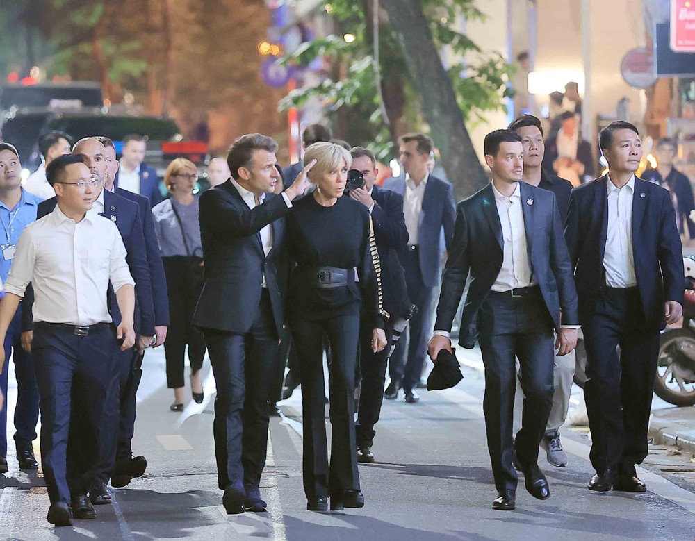 Tổng thống Pháp Emmanuel Macron và Phu nhân dạo phố cổ Hà Nội - Ảnh 10.