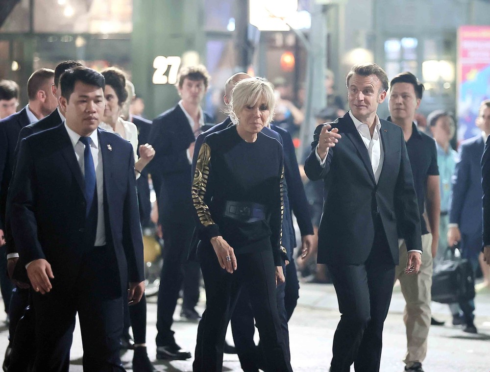 Tổng thống Pháp Emmanuel Macron và Phu nhân dạo phố cổ Hà Nội - Ảnh 4.