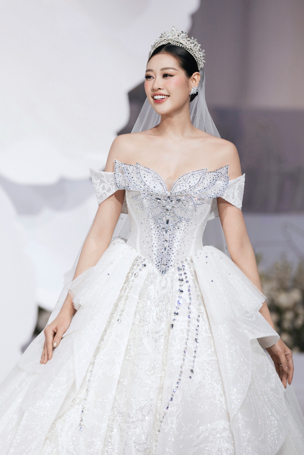 Dàn hoa hậu, á hậu khoe nhan sắc lộng lẫy trong các thiết kế đầm cưới - Ảnh 4.