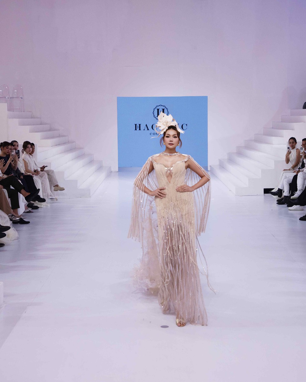 Thanh Hằng biến hóa ấn tượng làm vedette 2 show trong 1 đêm - Ảnh 1.