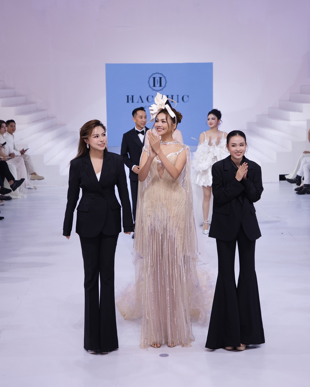 Thanh Hằng biến hóa ấn tượng làm vedette 2 show trong 1 đêm - Ảnh 2.