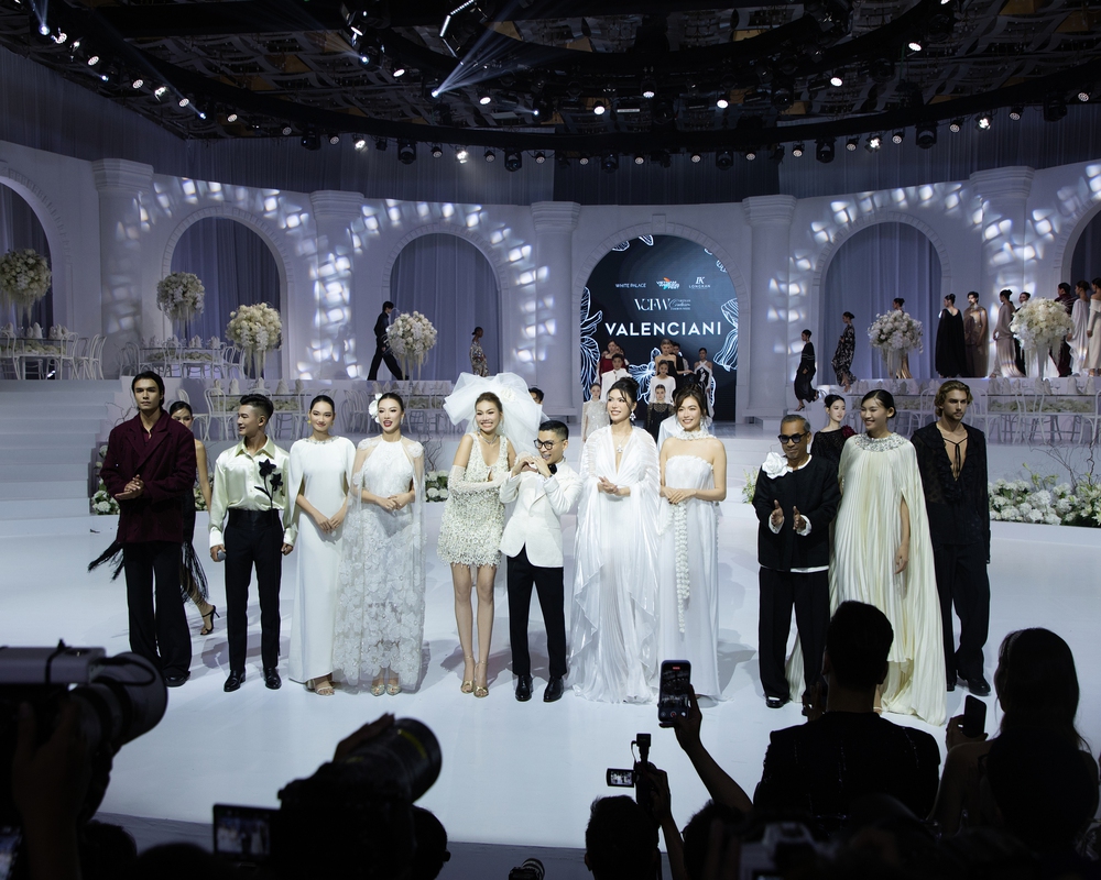 Thanh Hằng biến hóa ấn tượng làm vedette 2 show trong 1 đêm - Ảnh 5.