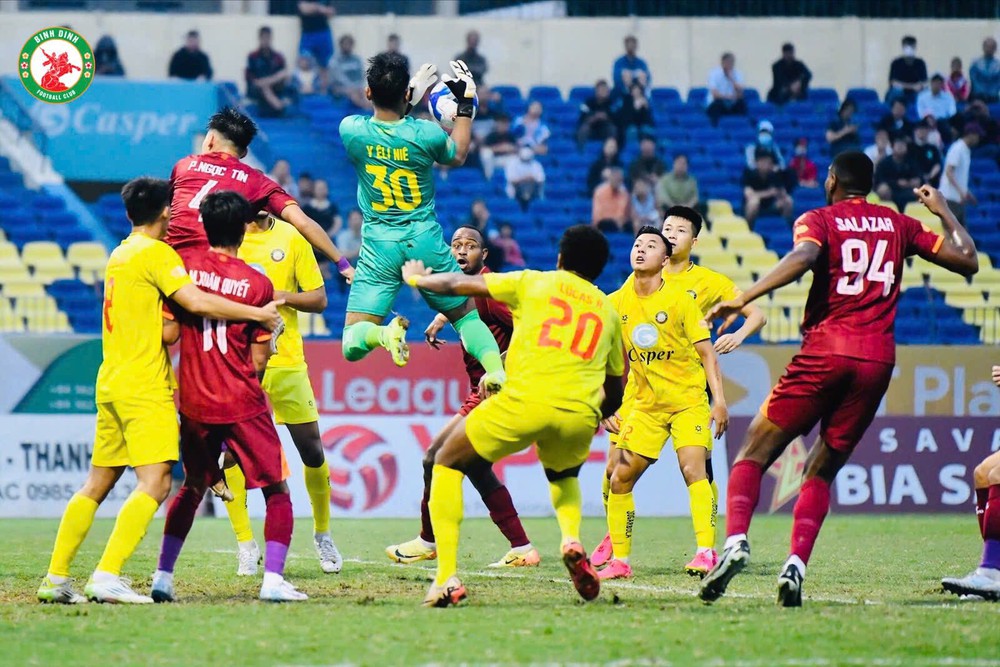 Bình Định hòa chủ nhà Thanh Hóa (áo vàng) 1-1 ở vòng 24 V-League