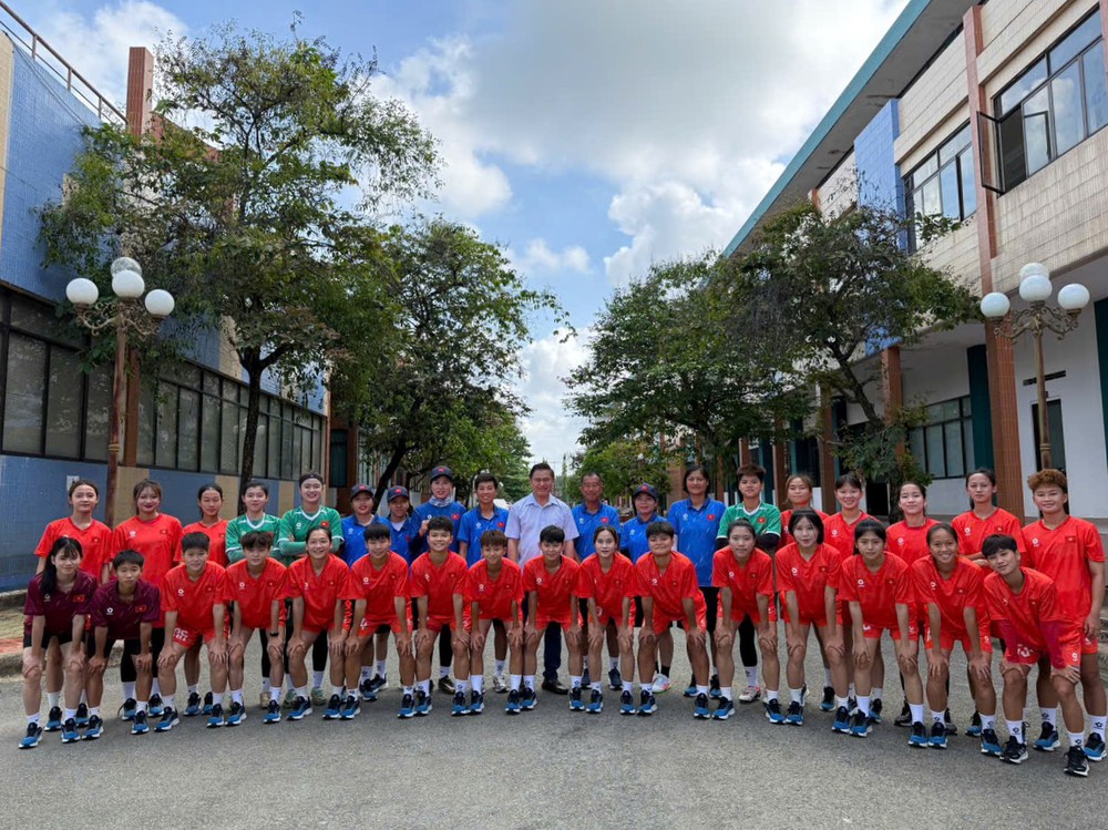 Tin nóng bóng đá Việt hôm nay 28/5: HLV Kim Sang Sik khẳng định chơi cống hiến trước MU; Hà Tĩnh không trách cầu thủ dù thua đội cần điểm trụ hạng - Ảnh 3.