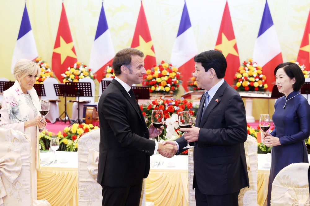 Tổng thống Pháp Emmanuel Macron và Phu nhân kết thúc chuyến thăm cấp Nhà nước tới Việt Nam - Ảnh 3.