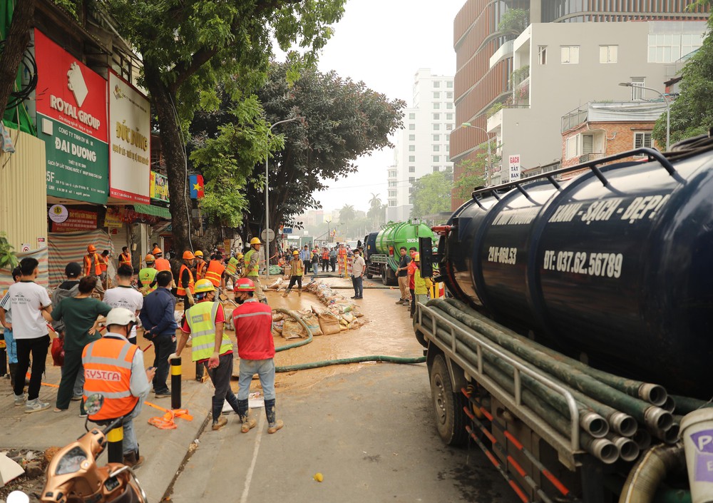 Lại xảy ra sự cố phun trào bùn ở Metro Nhổn - Ga Hà Nội - Ảnh 4.