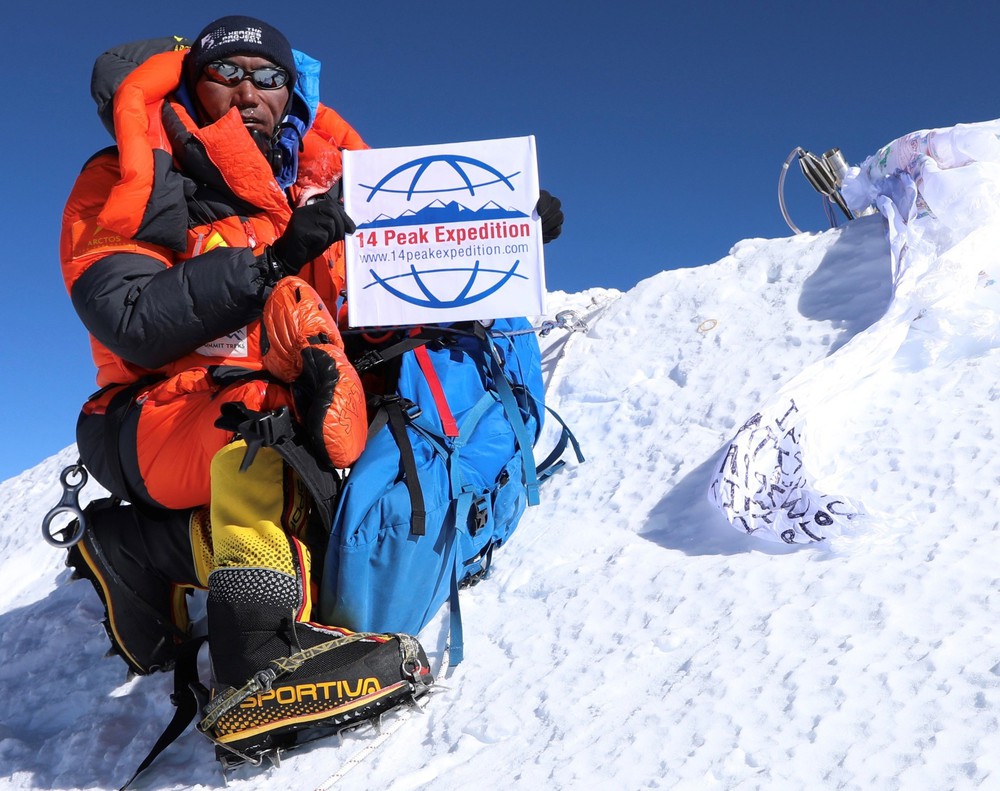 Nhà leo núi người Nepal lập kỷ lục leo đỉnh Everest lần thứ 31 - Ảnh 1.
