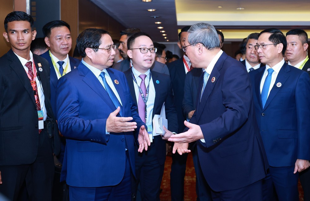 Hội nghị Cấp cao ASEAN: Thủ tướng Phạm Minh Chính hội đàm với Thủ tướng Trung Quốc Lý Cường - Ảnh 1.
