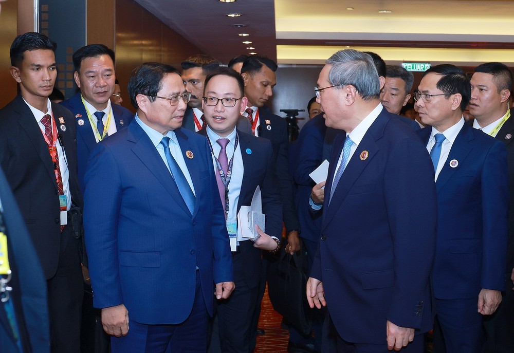 Hội nghị Cấp cao ASEAN: Thủ tướng Phạm Minh Chính hội đàm với Thủ tướng Trung Quốc Lý Cường - Ảnh 2.