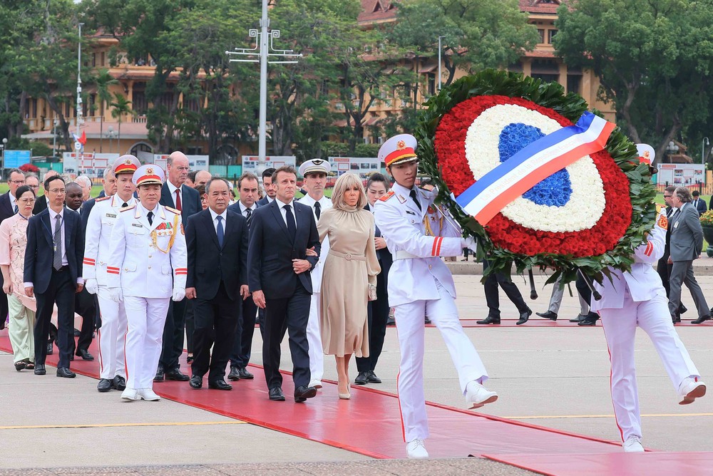 Tổng thống Pháp Emmanuel Macron và Phu nhân kết thúc chuyến thăm cấp Nhà nước tới Việt Nam - Ảnh 1.