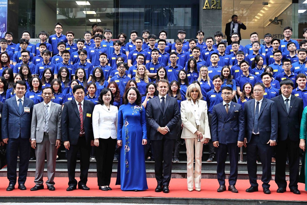 Tổng thống Pháp Emmanuel Macron và Phu nhân kết thúc chuyến thăm cấp Nhà nước tới Việt Nam - Ảnh 4.
