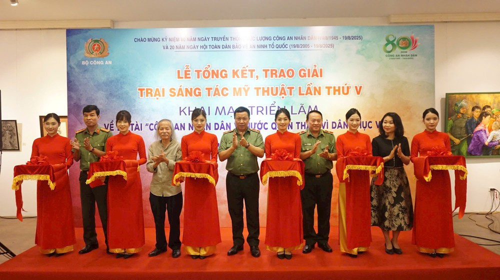Đại biểu cắt băng khai mạc triển lãm về đề tài “Công an nhân dân vì nước quên thân, vì dân phục vụ”