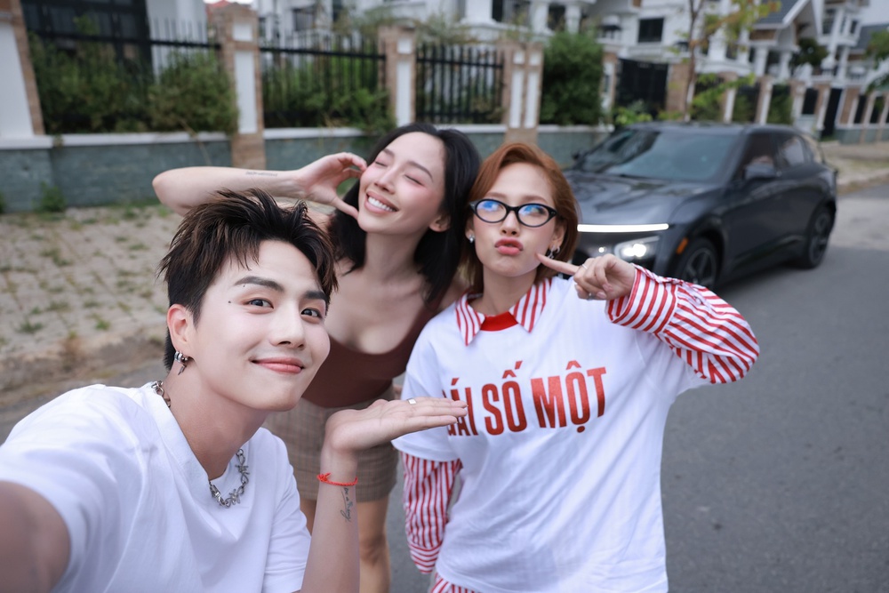 Series &quot;Trong xe có sao – Caraoke&quot;: VF 7 chiếm spotlight với thiết kế và trải nghiệm khác biệt - Ảnh 2.