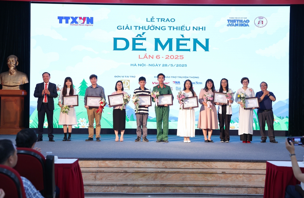 Trao giải thưởng Thiếu nhi Dế Mèn lần 6 - 2025: "Tấn phong" Hiệp sĩ Dế Mèn cho nhạc sĩ đầu tiên - Ảnh 1. Trao giải thưởng Thiếu nhi Dế Mèn lần 6 - 2025: "Tấn phong" Hiệp sĩ Dế Mèn cho nhạc sĩ đầu tiên - Ảnh 1.