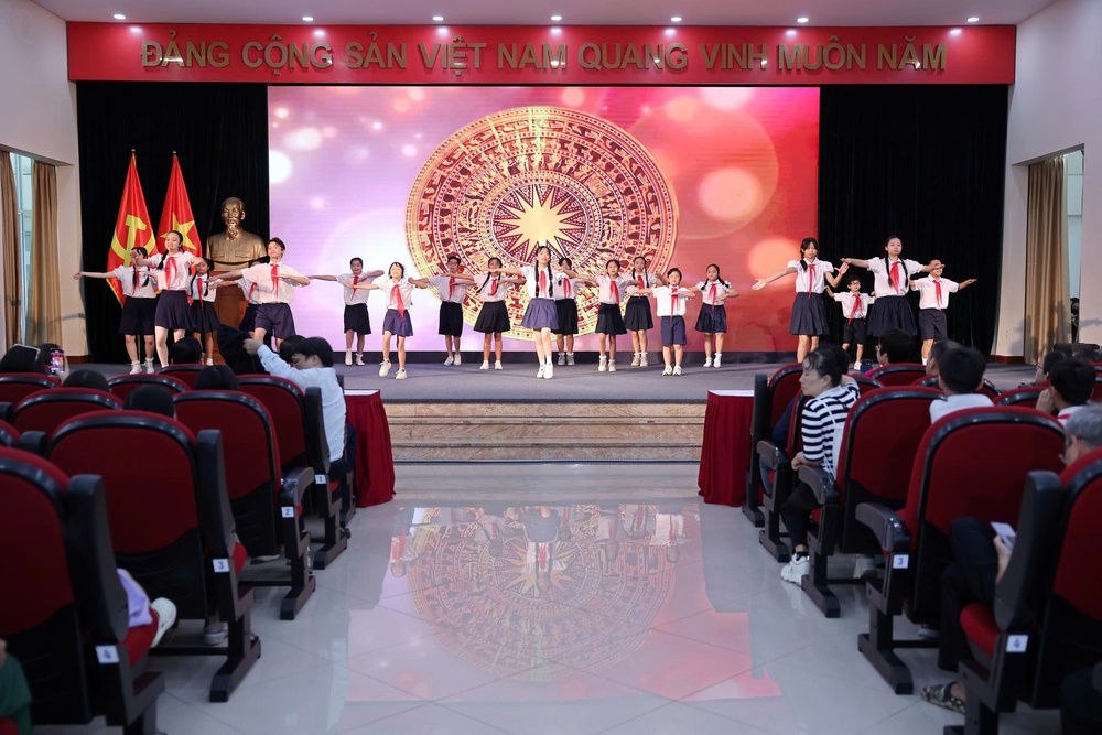 Trao giải thưởng Thiếu nhi Dế Mèn lần 6 - 2025: "Tấn phong" Hiệp sĩ Dế Mèn cho nhạc sĩ đầu tiên - Ảnh 2. Trao giải thưởng Thiếu nhi Dế Mèn lần 6 - 2025: "Tấn phong" Hiệp sĩ Dế Mèn cho nhạc sĩ đầu tiên - Ảnh 2.