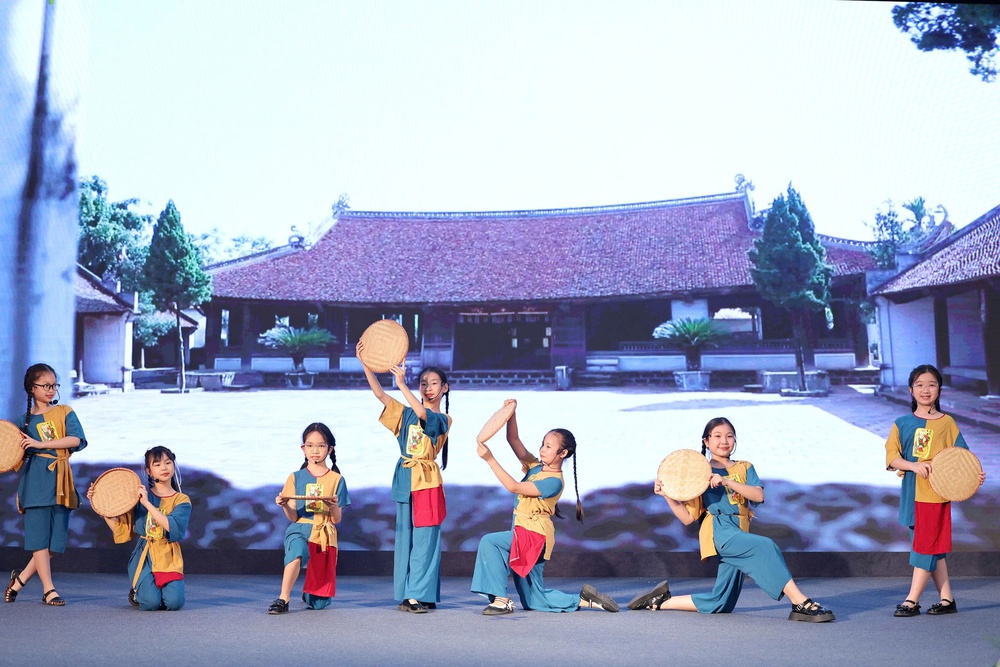 Trao giải thưởng Thiếu nhi Dế Mèn lần 6 - 2025: "Tấn phong" Hiệp sĩ Dế Mèn cho nhạc sĩ đầu tiên - Ảnh 8. Trao giải thưởng Thiếu nhi Dế Mèn lần 6 - 2025: "Tấn phong" Hiệp sĩ Dế Mèn cho nhạc sĩ đầu tiên - Ảnh 8.