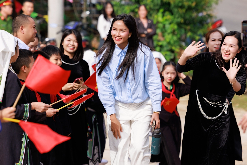 H’Hen Niê khánh thành 02 thư viện thân thiện tại Bắc Kạn - Ảnh 1.