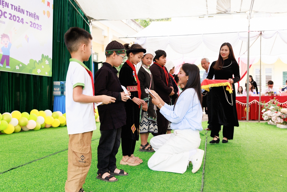 H’Hen Niê khánh thành 02 thư viện thân thiện tại Bắc Kạn - Ảnh 2.
